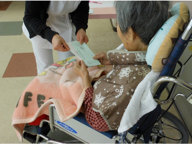 投票用紙を手渡します