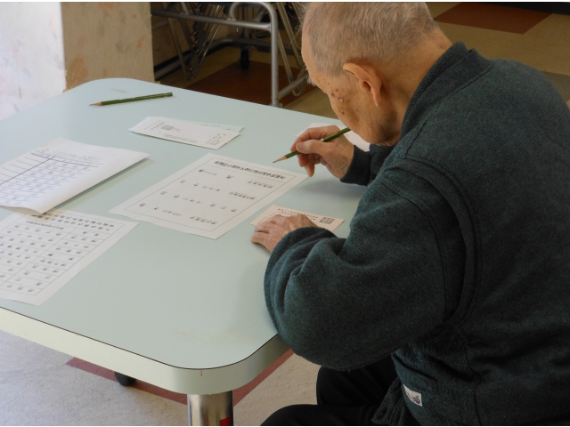 真剣な表情で記入されていました