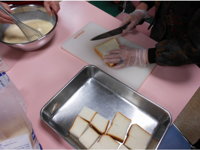 パンを切って…