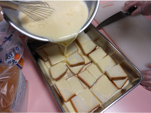 パンを浸していきます