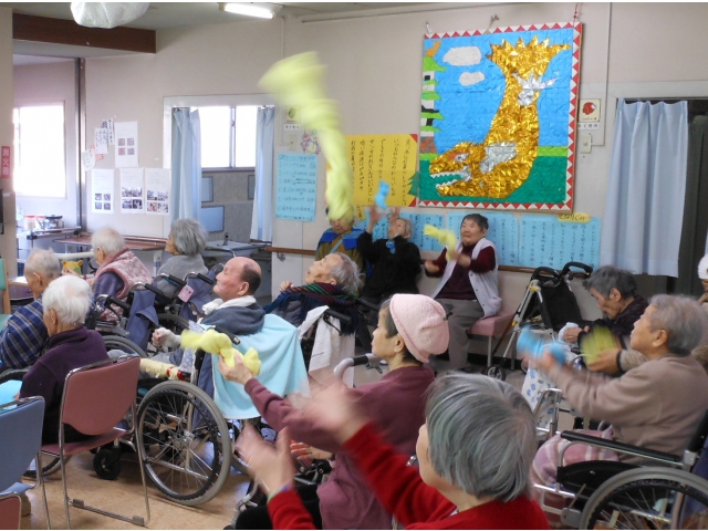 結んだタオルを上へ！