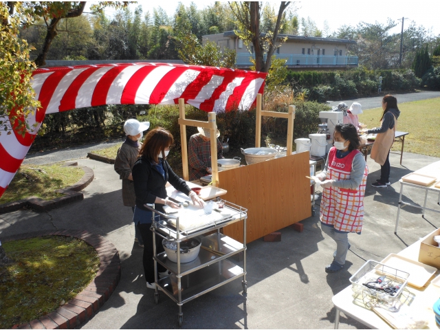 屋台からおでんが出ます