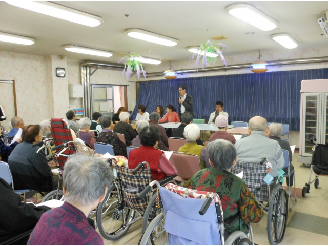 熱心に資料をご覧になっておられました