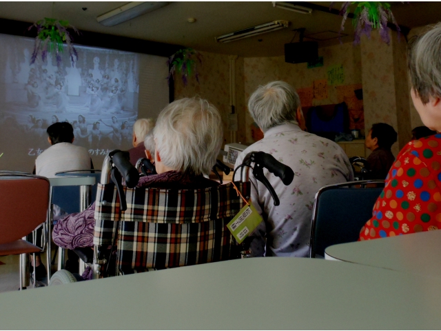 皆さん口ずさみながら見入っておられました