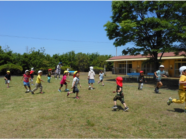 「きゃ～、逃げろ～！」