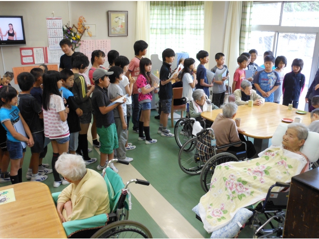 メモを取りながら熱心に見学