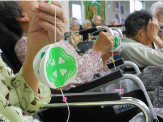 風鈴の形の涼し気な飾りです
