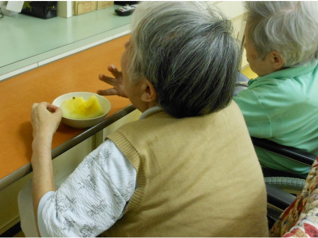 みなさん一気に頬張ります