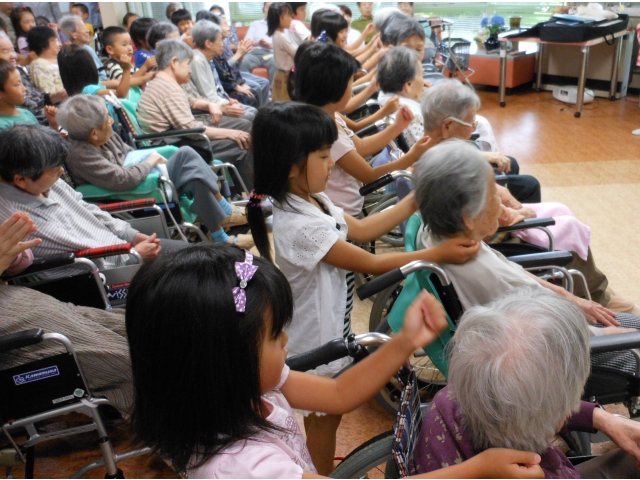 かわいい手で肩たたき