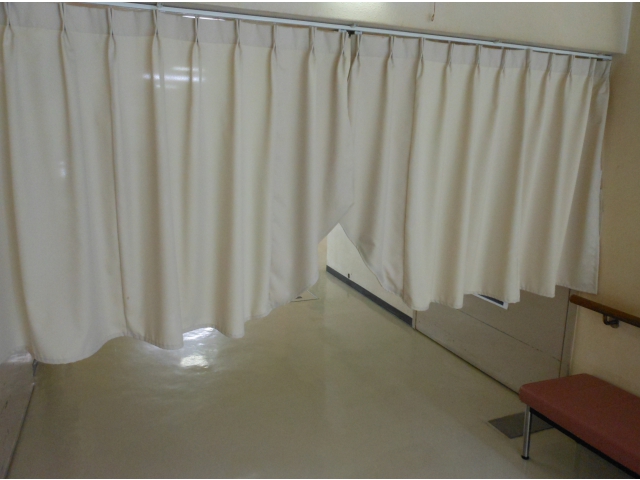 廊下カーテンはロビーを熱気から守ります