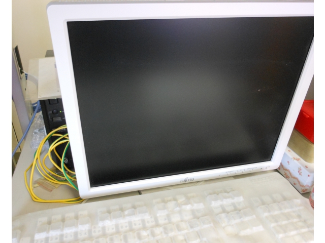 サーバーのモニターは常にOFF