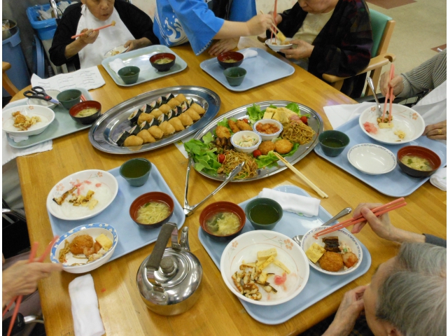 たくさんの料理が並びます