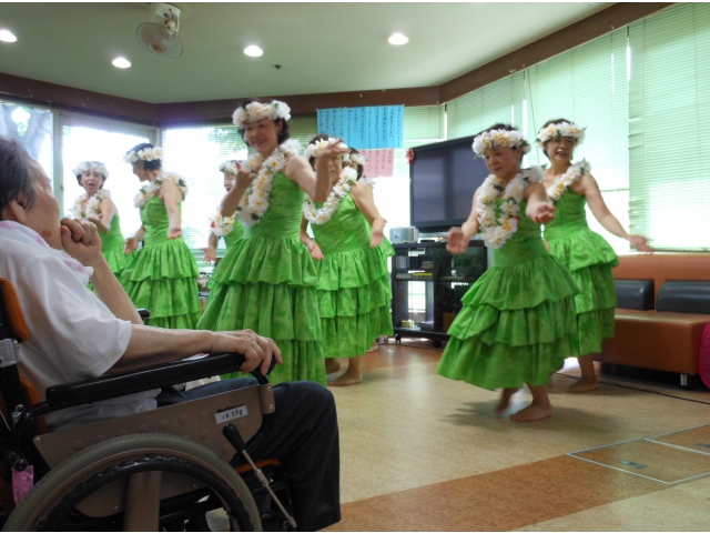 鮮やかな衣装が次々と