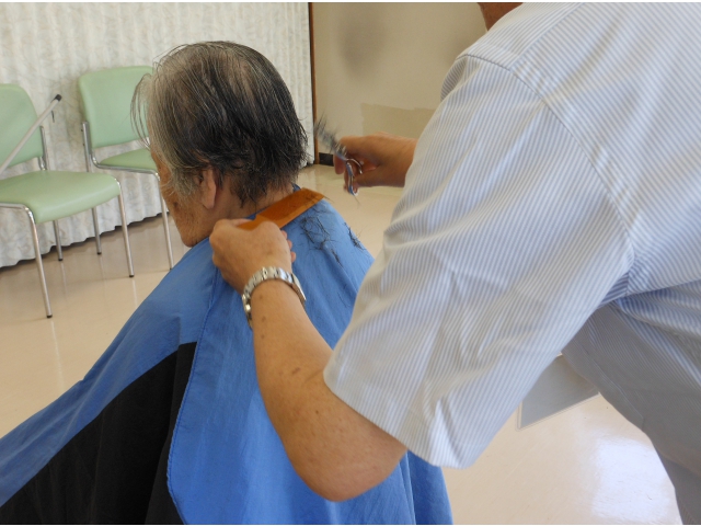 軽やかなハサミさばき