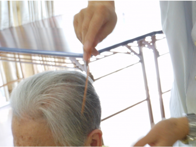 最後は櫛で整えます