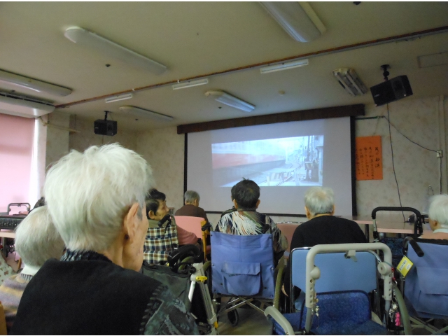 熱心に見入っておられました