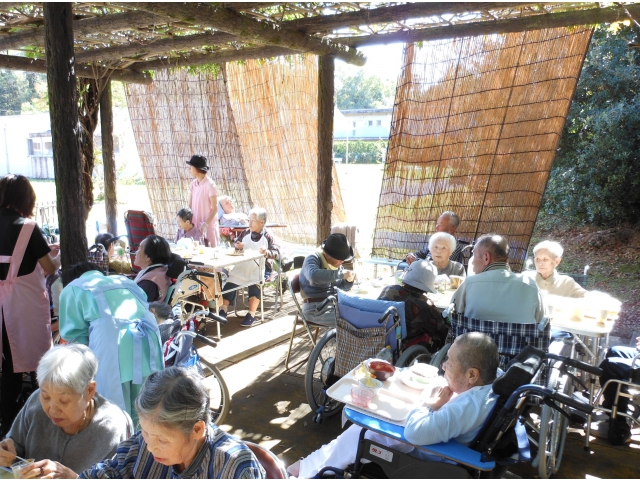 外での食事は気持ちいいですね