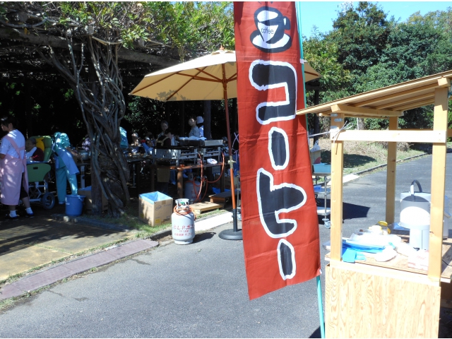 食事の後はコーヒーでゆったり