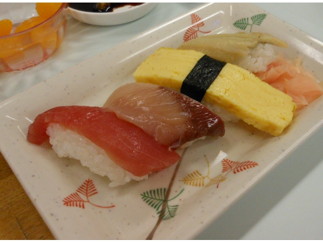 お寿司は見るだけでテンション（上矢印）