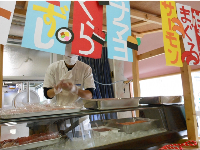 屋台型の寿司屋がオープンです