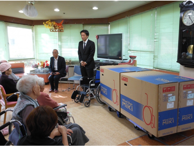 代表取締役から贈呈されました