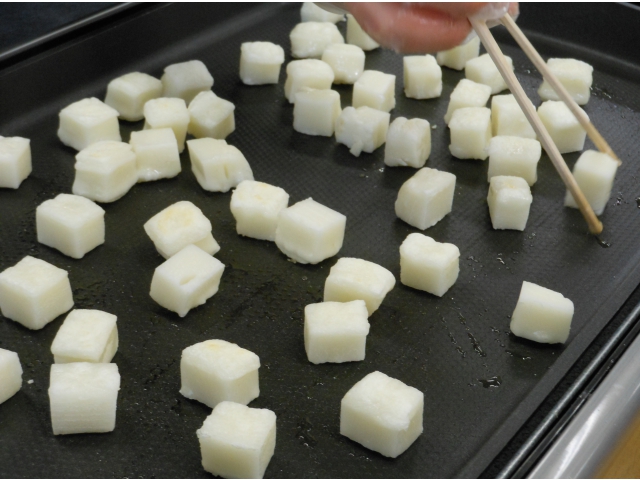 小さなお餅を焼きます