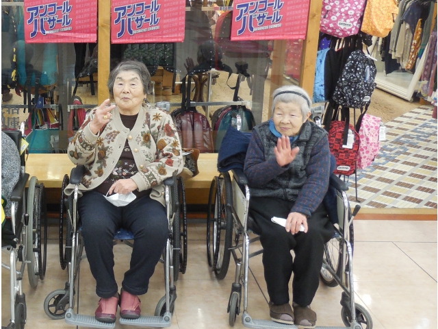 ショッピング街の前で記念に一枚