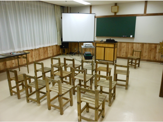 すっかり教室、小さい椅子が可愛らしいですね