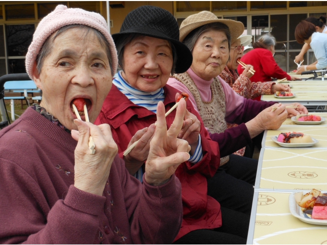 利用者の皆さんも楽しく会食！