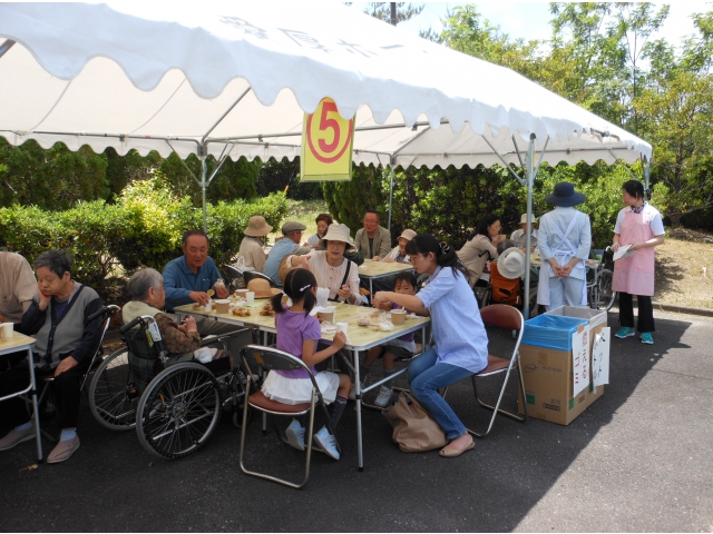 天気が良いので外で食事です