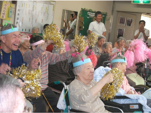 みなさん楽しく踊ってます