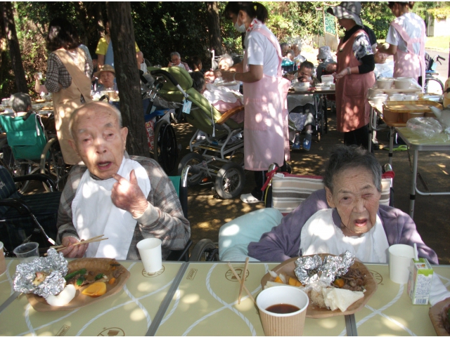 外での食事は美味しく感じます！