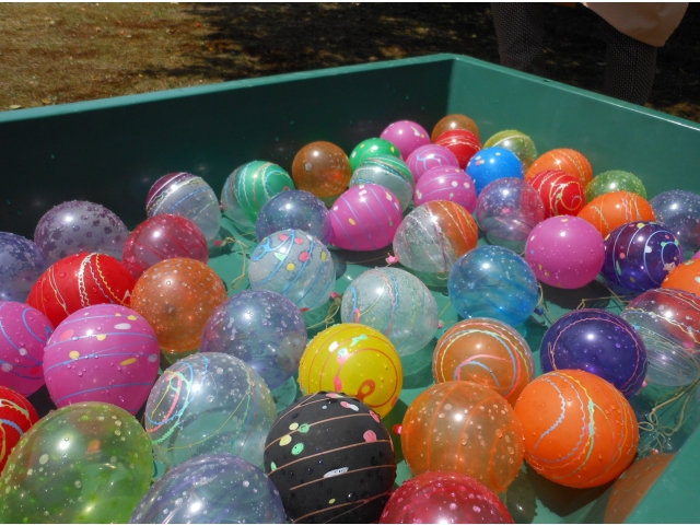 ボランティアさんによる水ヨーヨー