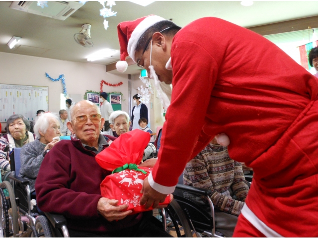 次長サンタからプレゼントが渡されます