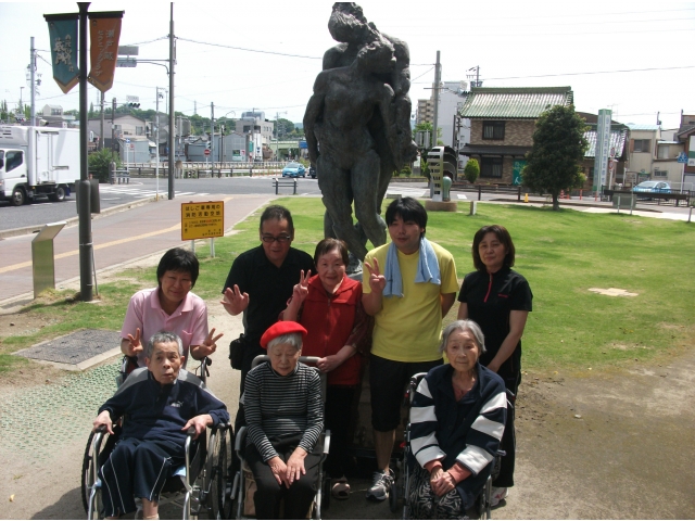 瀬戸蔵の前で記念撮影！