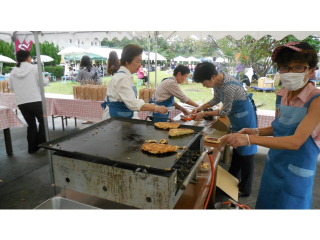お好み焼きを焼いてます！