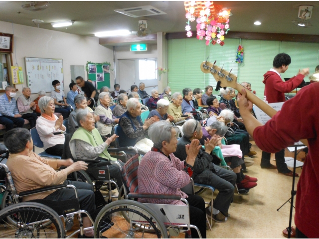 リズムに合わせて手拍子です！