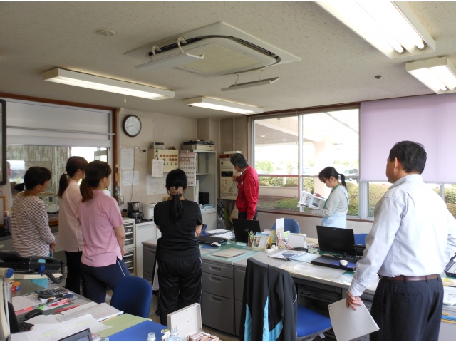 非常放送の説明を受けています