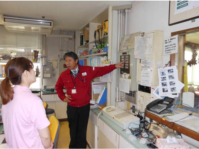 介護員室にある非常通報設備の説明を受けています