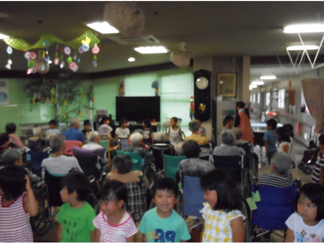 手を繋いでお遊戯です！