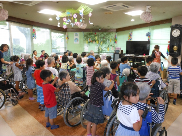 園児からの肩たたきのプレゼント！