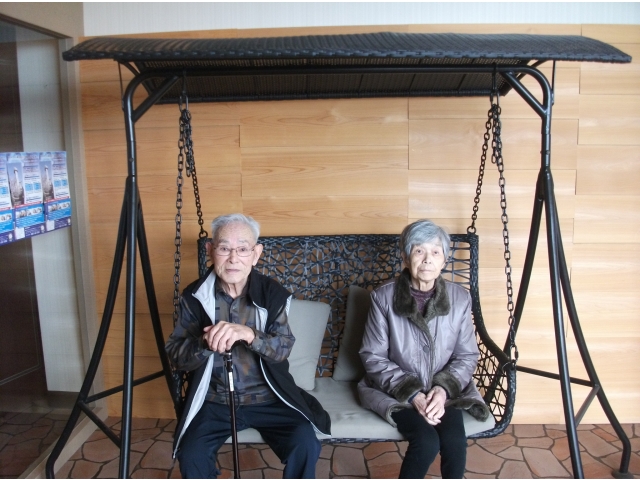 仲良くブランコに乗っています！