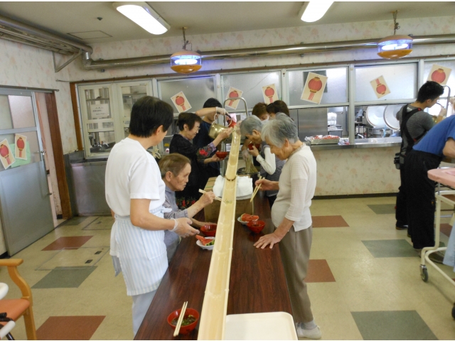 そうめんを流していきます。