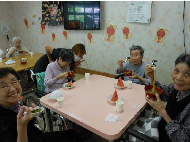 そうめんとスイカをいただきます。