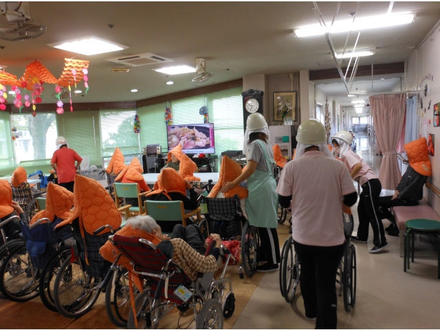 落ち着いて避難誘導をします。