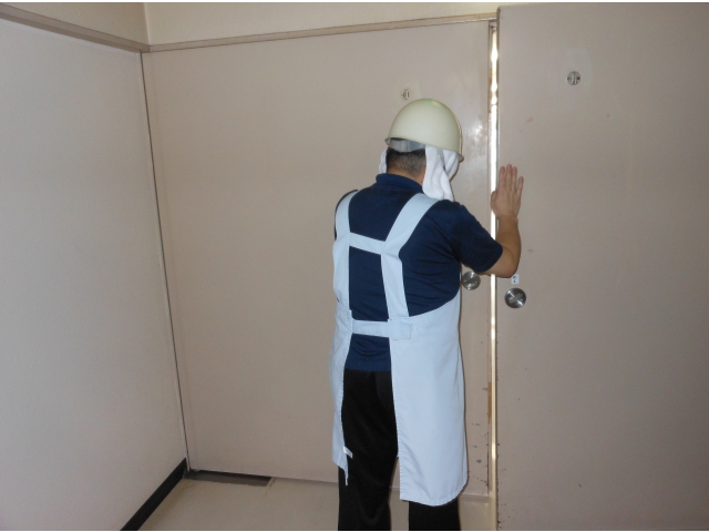 防火扉を閉めます。