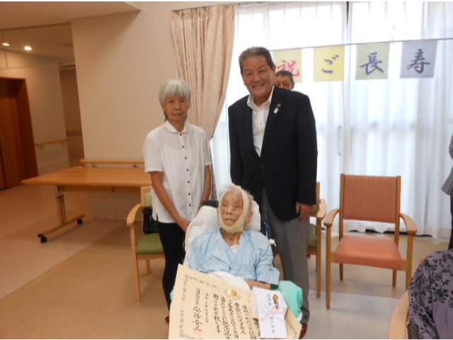 ご本人・ご家族と記念撮影をしていただきました。