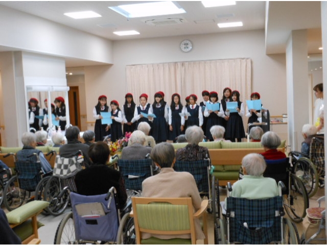 きれいな歌声に皆様、聴き入っています。