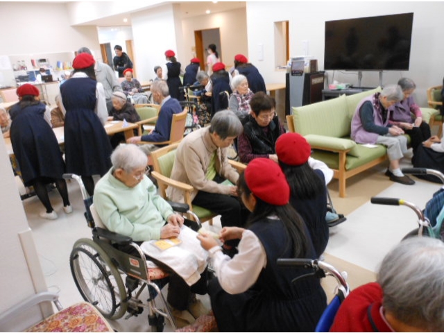 折り紙を利用者さんと一緒に行なってもらいました。