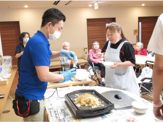 ソースを加えます。